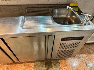 Nevera bajo mostrador con fregadero