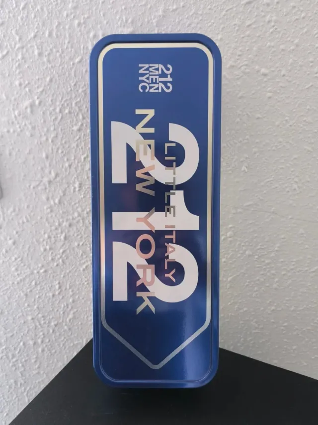 Caja metálica Carolina Herrera 212 NYC