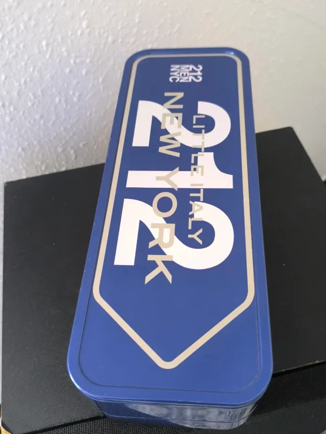 Caja metálica Carolina Herrera 212 NYC