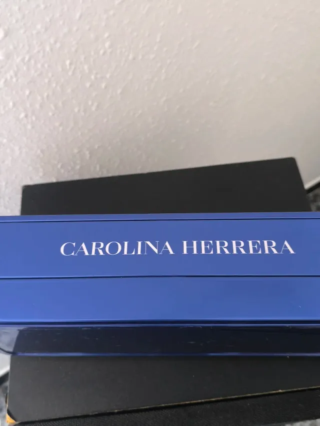 Caja metálica Carolina Herrera 212 NYC