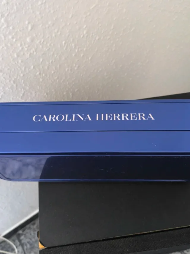 Caja metálica Carolina Herrera 212 NYC