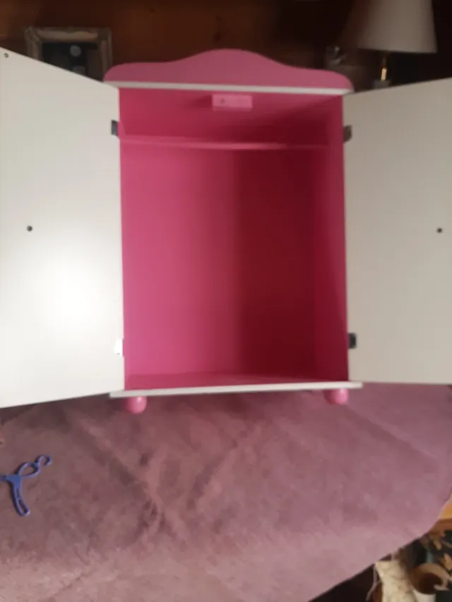 Armario de muñecas de madera