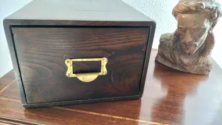 Cajón archivador antiguo de madera