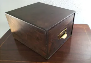Cajón archivador antiguo de madera