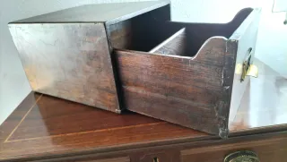 Cajón archivador antiguo de madera