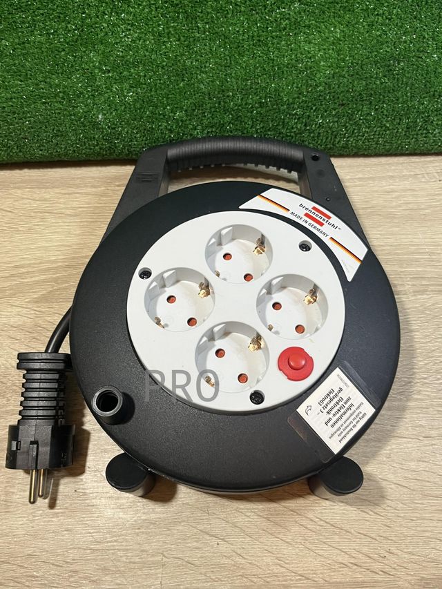 Enrollacables con 4 enchufes Brennenstuhl