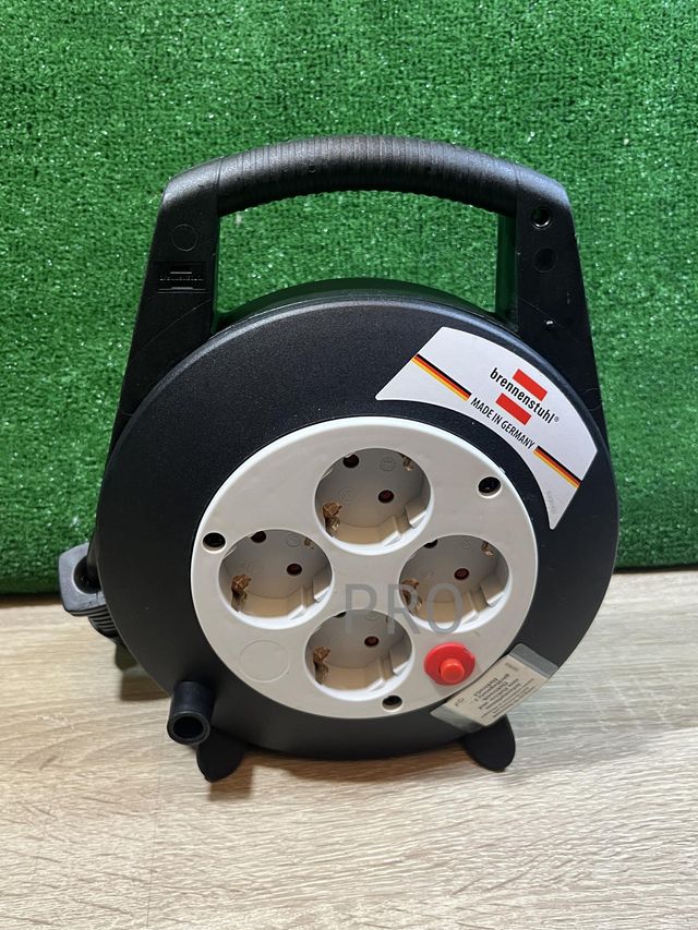 Enrollacables con 4 enchufes Brennenstuhl