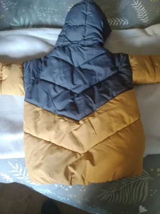 Lote ropa niño 3/5 años (sudadera+anorak)+regalo