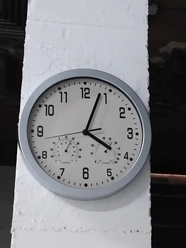 Reloj de pared con termometro e higrometro