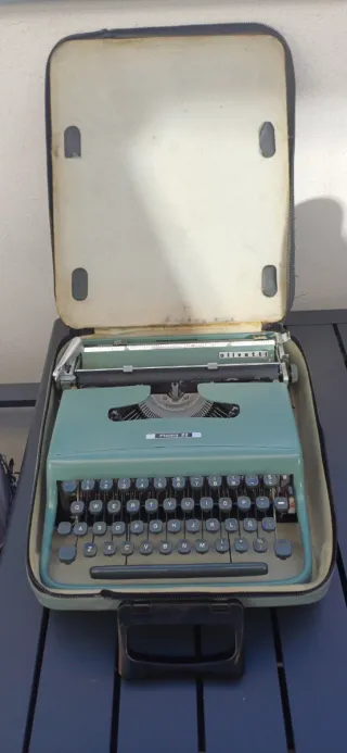 Máquina de escribir Olivetti Pluma 22