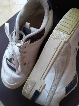 Zapatillas Puma grises y blancas