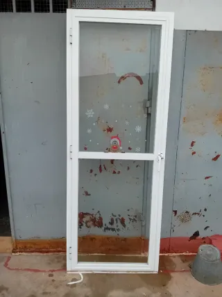 Puerta acristalada blanca y ventanas varias ,