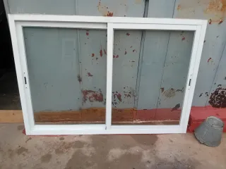 Puerta acristalada blanca y ventanas varias ,