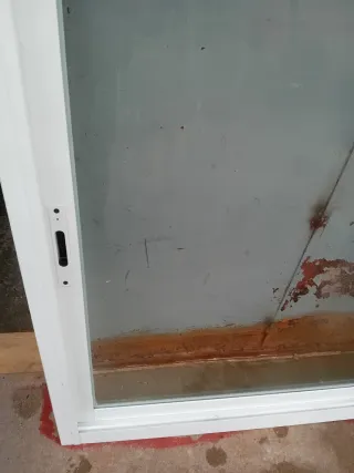 Puerta acristalada blanca y ventanas varias ,