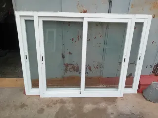 Puerta acristalada blanca y ventanas varias ,