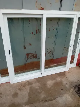 Puerta acristalada blanca y ventanas varias ,