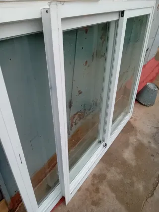 Puerta acristalada blanca y ventanas varias ,