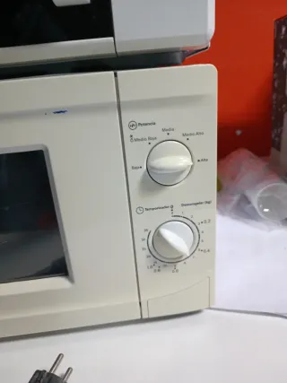 Microondas Nevir y Corbero