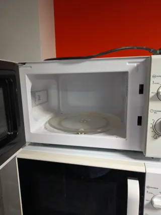 Microondas Nevir y Corbero