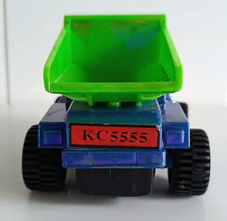 Camión de juguete azul y verde