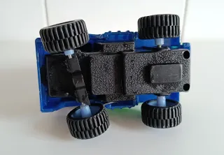 Camión de juguete azul y verde