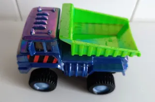 Camión de juguete azul y verde