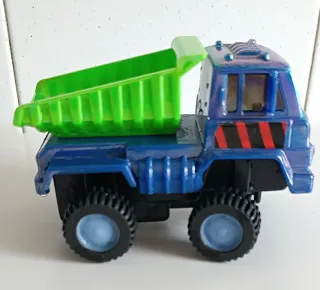 Camión de juguete azul y verde