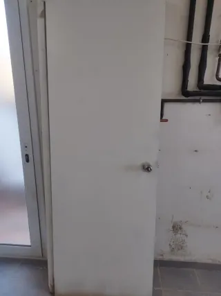 Puerta de madera con marco