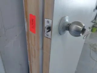 Puerta de madera con marco