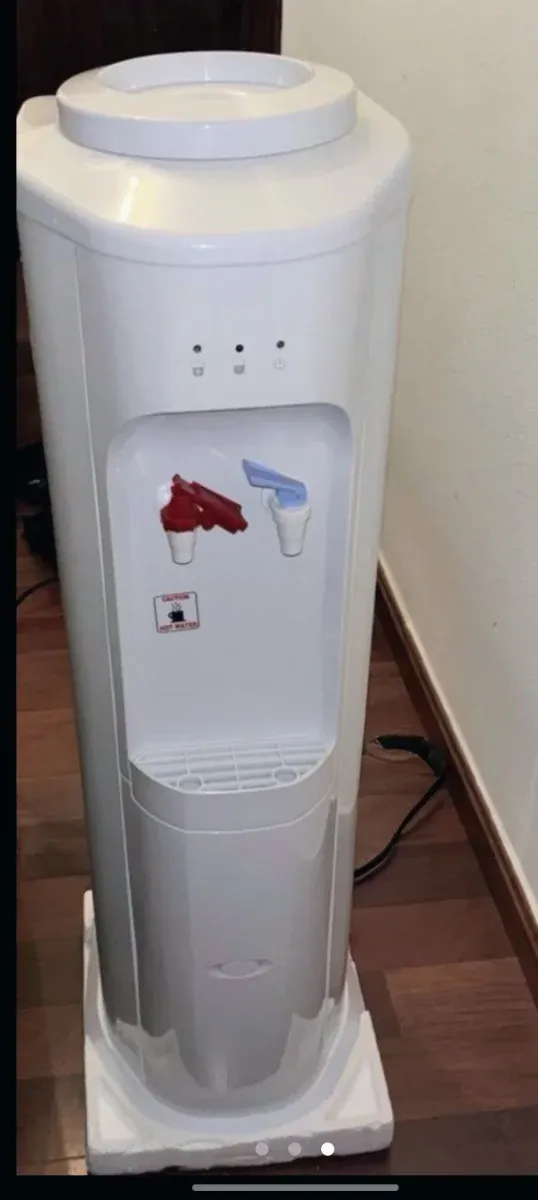 Dispensador de agua blanco