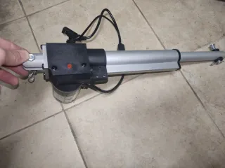 Motor DC 24V con actuador lineal