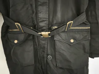 Abrigo negro con forro estampado