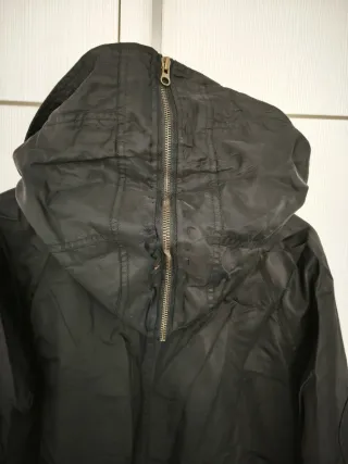 Abrigo negro con forro estampado