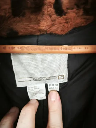 Abrigo negro con forro estampado