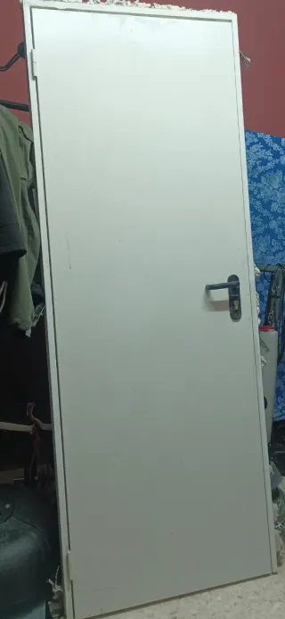 Puerta metálica blanca con cerradura