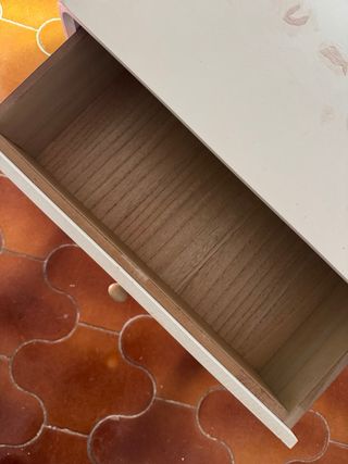 Mesita de noche blanca con cajón