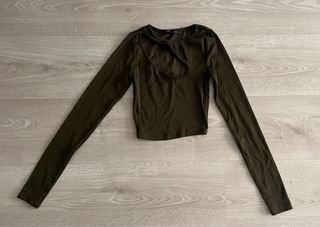 Top manga larga verde militar con corte.