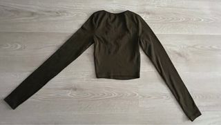 Top manga larga verde militar con corte.