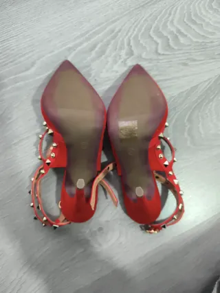 Zapatos de tacón rojos con tachuelas