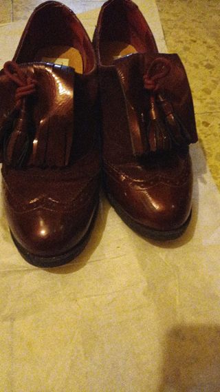 Zapatos de vestir burdeos con flecos