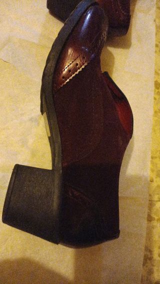 Zapatos de vestir burdeos con flecos