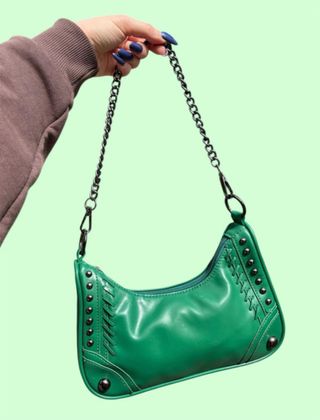 Borsetta verde con borchie e catena