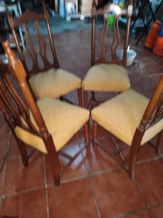 Lote 4 sillas madera y tela