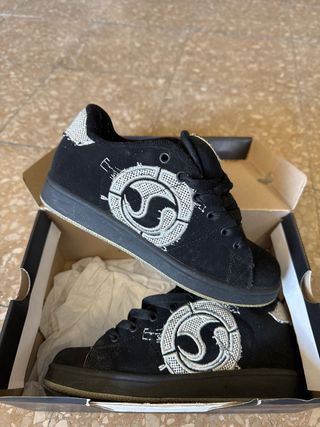 Zapatillas negras con logo