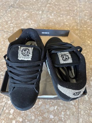 Zapatillas negras con logo