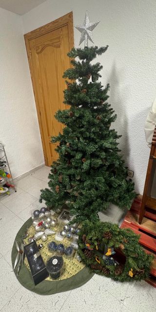 Arbol de navidad con adornos navideños