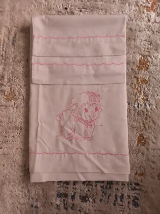 Sábana cuna bebé oveja bordada