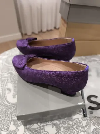 Zapatos fallera morados con lazo