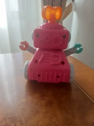 Muñeco robot a cuerda rosa