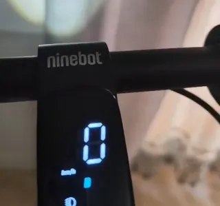 Patinete eléctrico rojo y casco homologado